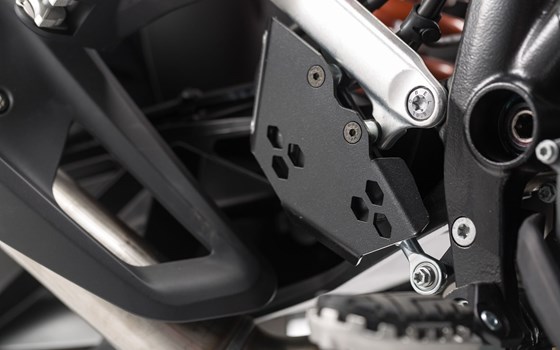 Bremspumpen-Schutz. Schwarz. KTM 1050/1090/1190/1290 Adventure. - Bild 1 Bremspumpen-Schutz. Schwarz. KTM 1050/1090/1190/1290 Adventure. - Bild 1