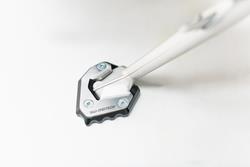 Seitenständerfuß-Verbreiterung. Schwarz/Silbern. BMW S 1000 XR (15-19).