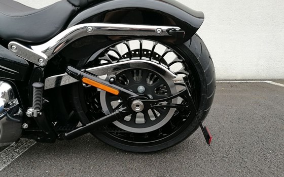 Breitreifenumbau auf 280er Reifen Softail Breakout 2017er Modelle - Bild 1