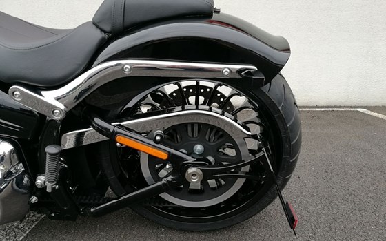 Breitreifenumbau auf 280er Reifen Softail Breakout 2017er Modelle - Bild 6