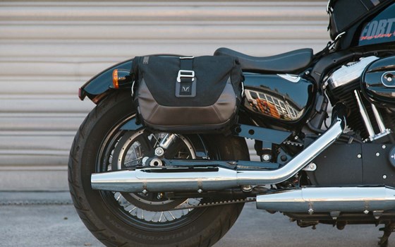Legend Gear Seitentaschen-System LC Black Edition. Harley-Davidson Sportster Modelle (04-). - Bild 5
