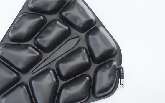 TRAVELLER SMART Komfortkissen. Schwarz. 33,5 x 38 cm. Mit Polyurethan-Luftpolster - Bild 2