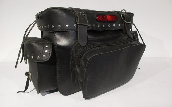 Leder Hecktasche mit Nieten - Bild 3