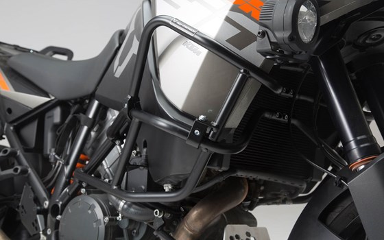 Oberer Sturzbügel für orig. KTM Sturzbügel. Schwarz. KTM 1290 SAdv R/ S (16-), 1090 Adv (16-). - Bild 2 Oberer Sturzbügel für orig. KTM Sturzbügel. Schwarz. KTM 1290 SAdv R/ S (16-), 1090 Adv (16-). - Bild 2