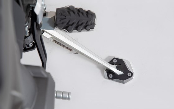 Seitenständerfuß-Verbreiterung. Schwarz/Silbern. Triumph Tiger 800 XC / XR (17-). - Bild 1