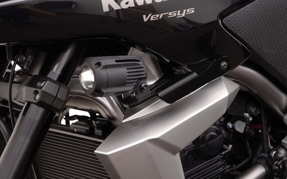 Scheinwerfer-Halter. Schwarz. Kawasaki Versys 650 (09-14). - Bild 1