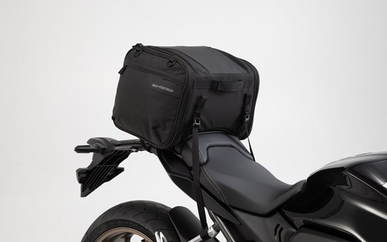 ION M Hecktasche. 26-36 l. Schwarz. 600D Polyester / Soft-Vinyl. - Bild 2