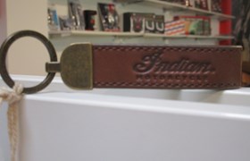  Leder Schlüsselanhänger mit geprägtem Schriftzug, Indian