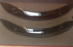 Federbeinabdeckung, Schwarz glänzend