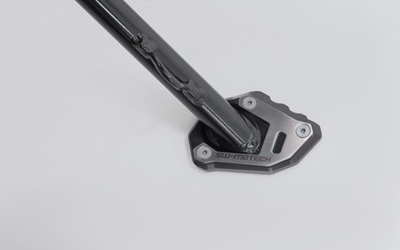 Seitenständerfuß-Verbreiterung. Schwarz/Silbern. KTM- / Husqvarna-Modelle. - Bild 1 Seitenständerfuß-Verbreiterung. Schwarz/Silbern. KTM- / Husqvarna-Modelle. - Bild 1
