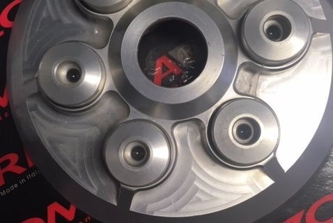 Marke: Rizoma Artikelname: Kupplungsdruckplatte kann auf jedes trockene Kupplungs-Ducati-Motorrad verbaut werden statt €130 nur €65