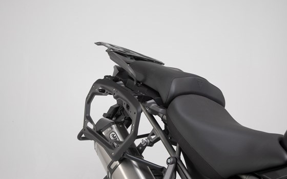 PRO Seitenträger. Schwarz. Triumph Tiger 1200 (11-). - Bild 1 PRO Seitenträger. Schwarz. Triumph Tiger 1200 (11-). - Bild 1