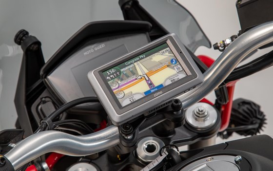 Navi-Halter am Lenker. Schwarz. Moto Guzzi V85 TT (19-23). - Bild 1