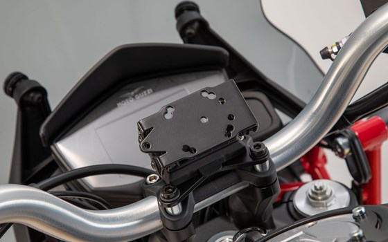Navi-Halter am Lenker. Schwarz. Moto Guzzi V85 TT (19-23). - Bild 3