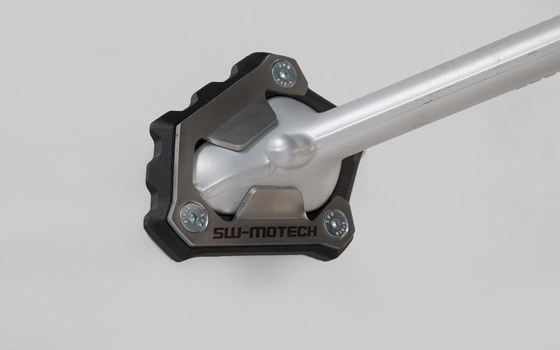 Seitenständerfuß-Verbreiterung. Schwarz/Silbern. Triumph 1200 Modelle (18-). - Bild 1