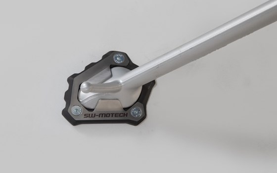 Seitenständerfuß-Verbreiterung. Schwarz/Silbern. Triumph 1200 Modelle (18-). - Bild 2