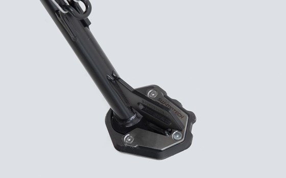 Seitenständerfuß-Verbreiterung. Schwarz/Silbern. BMW F 900 R / XR (19-). - Bild 1