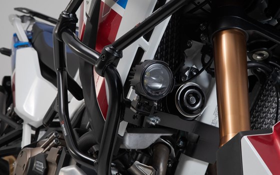 Scheinwerfer-Halter. Schwarz. Honda CRF1100L/Adv. Sp. (19-). Ohne SBL. - Bild 1 Scheinwerfer-Halter. Schwarz. Honda CRF1100L/Adv. Sp. (19-). Ohne SBL. - Bild 1