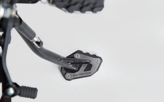 Seitenständerfuß-Verbreiterung. Schwarz/Silbern. KTM 390 Adventure (19-). - Bild 2