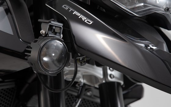 EVO Fernscheinwerfer-Kit. Schwarz. Triumph Tiger 900/GT/Rally/Pro (19-23). - Bild 1 EVO Fernscheinwerfer-Kit. Schwarz. Triumph Tiger 900/GT/Rally/Pro (19-23). - Bild 1