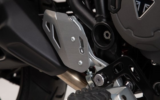 Fersenschutz rechts. Silbern. Triumph Tiger 900/GT/Rally/Pro (19-23). - Bild 3