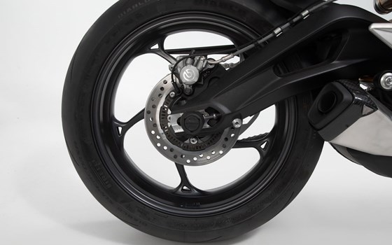 Sturzpad-Kit für Hinterachse. Schwarz. Street Triple (12-), Daytona (13-17). - Bild 2