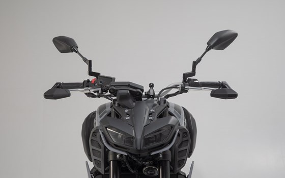 Hebelschützer mit Windabweiser. Schwarz. Yamaha-Modelle (16-), CFMoto 450NK (23-). - Bild 2 Hebelschützer mit Windabweiser. Schwarz. Yamaha-Modelle (16-), CFMoto 450NK (23-). - Bild 2