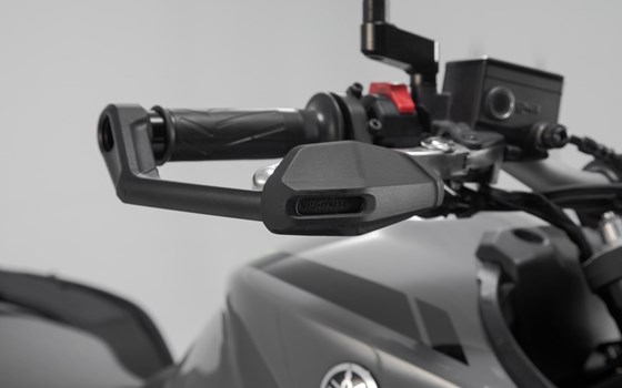 Hebelschützer mit Windabweiser. Schwarz. Yamaha-Modelle (16-), CFMoto 450NK (23-). - Bild 3 Hebelschützer mit Windabweiser. Schwarz. Yamaha-Modelle (16-), CFMoto 450NK (23-). - Bild 3