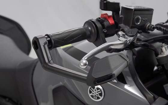 Hebelschützer mit Windabweiser. Schwarz. Yamaha-Modelle (16-), CFMoto 450NK (23-). - Bild 4 Hebelschützer mit Windabweiser. Schwarz. Yamaha-Modelle (16-), CFMoto 450NK (23-). - Bild 4