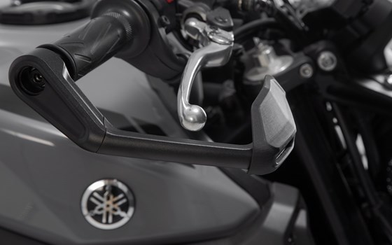 Hebelschützer mit Windabweiser. Schwarz. Yamaha-Modelle (16-), CFMoto 450NK (23-). - Bild 5 Hebelschützer mit Windabweiser. Schwarz. Yamaha-Modelle (16-), CFMoto 450NK (23-). - Bild 5
