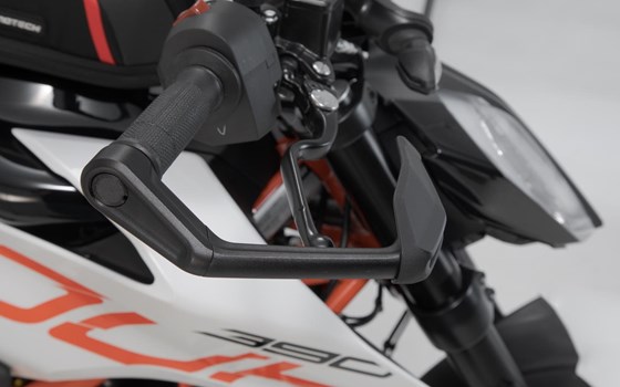 Hebelschützer mit Windabweiser. Schwarz. 390 Duke, Monster 937, MT-03, Tuono 1100. - Bild 5