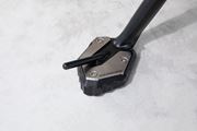 Seitenständerfuß-Verbreiterung. Schwarz/Silbern. Yamaha Tracer 9 Modelle (20-).