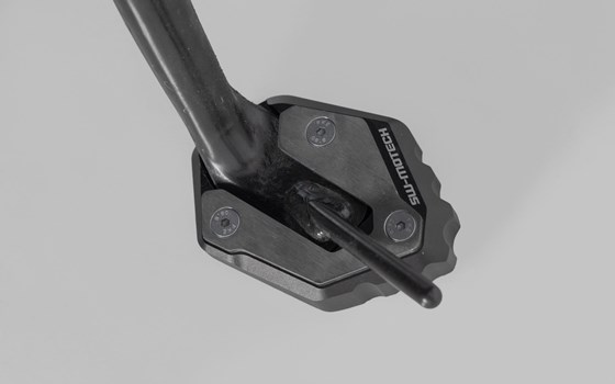 Seitenständerfuß-Verbreiterung. Schwarz/Silbern. Yamaha MT-09 (20-)/ XSR900 (21-). - Bild 1