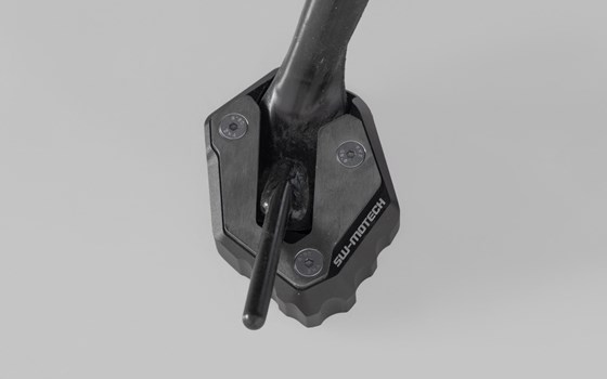 Seitenständerfuß-Verbreiterung. Schwarz/Silbern. Yamaha MT-09 (20-)/ XSR900 (21-). - Bild 2