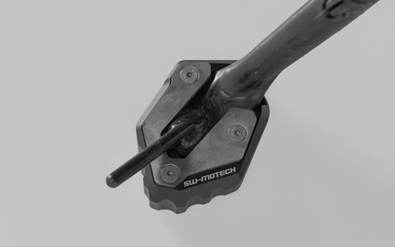 Seitenständerfuß-Verbreiterung. Schwarz/Silbern. Yamaha MT-09 (20-)/ XSR900 (21-). - Bild 3