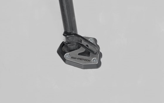 Seitenständerfuß-Verbreiterung. Schwarz/Silbern. Triumph Trident 660 (21-24). - Bild 1