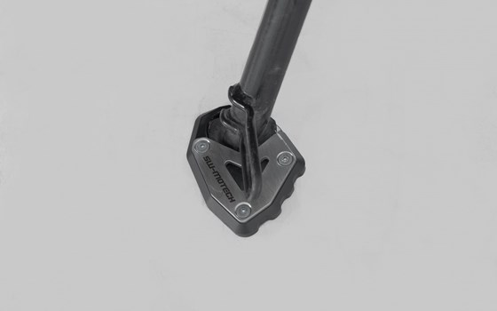 Seitenständerfuß-Verbreiterung. Schwarz/Silbern. Triumph Trident 660 (21-24). - Bild 2