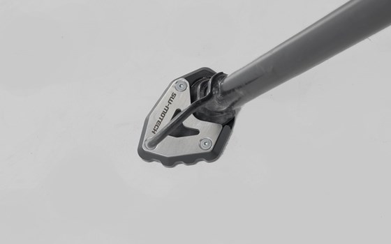 Seitenständerfuß-Verbreiterung. Schwarz/Silbern. Triumph Trident 660 (21-24). - Bild 3