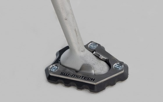 Seitenständerfuß-Verbreiterung. Schwarz/Silbern. Triumph Speed Triple1200 RS(21-). - Bild 1