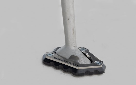 Seitenständerfuß-Verbreiterung. Schwarz/Silbern. Triumph Speed Triple1200 RS(21-). - Bild 2