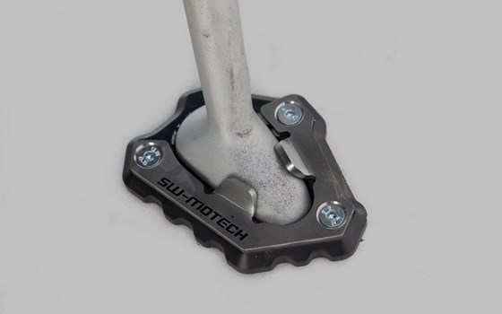 Seitenständerfuß-Verbreiterung. Schwarz/Silbern. Triumph Speed Triple1200 RS(21-). - Bild 3