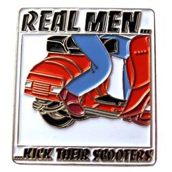Pin mit Motiv "real men kick their scooters!"