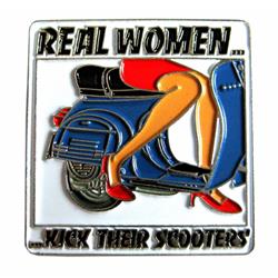 Pin mit Motiv "real women kick their scooters!"