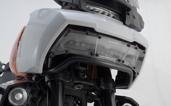 Scheinwerferschutz. Halterung mit Blende. Harley-D Pan America (21-). - Bild 1