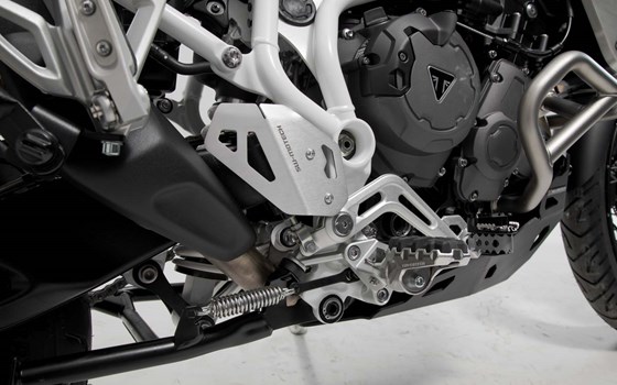 Fersenschutz rechts. Schwarz. Triumph Tiger 900/GT/Rally/Pro (19-23). - Bild 3