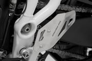 Fersenschutz links. Schwarz. Triumph Tiger 900/GT/Rally/Pro (19-23).