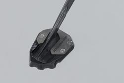 Seitenständerfuß-Verbreiterung. Schwarz/Silbern. Harley-Dav Pan America (21-). Seitenständerfuß-Verbreiterung. Schwarz/Silbern. Harley-Dav Pan America (21-).