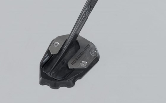 Seitenständerfuß-Verbreiterung. Schwarz/Silbern. Harley-Dav Pan America (21-). - Bild 1