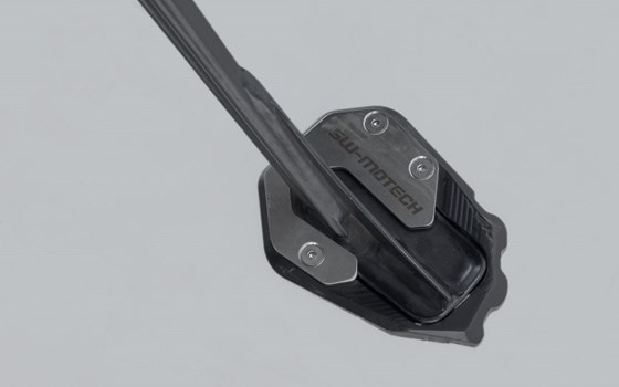 Seitenständerfuß-Verbreiterung. Schwarz/Silbern. Harley-Dav Pan America (21-). - Bild 2