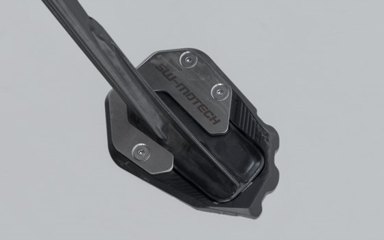 Seitenständerfuß-Verbreiterung. Schwarz/Silbern. Harley-Dav Pan America (21-). - Bild 3